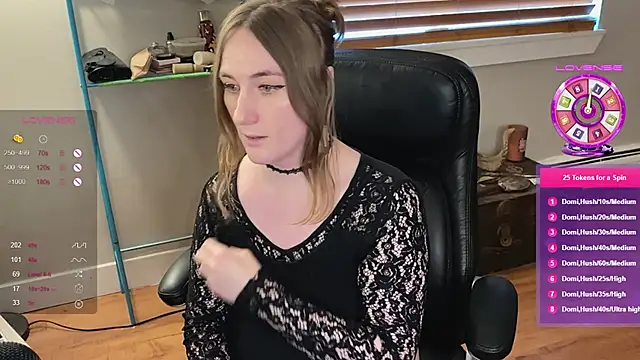 Snapshot of luluvaladon chatting on February 26, 1:11 am luluvaladon online show from February 26, 1:11 am