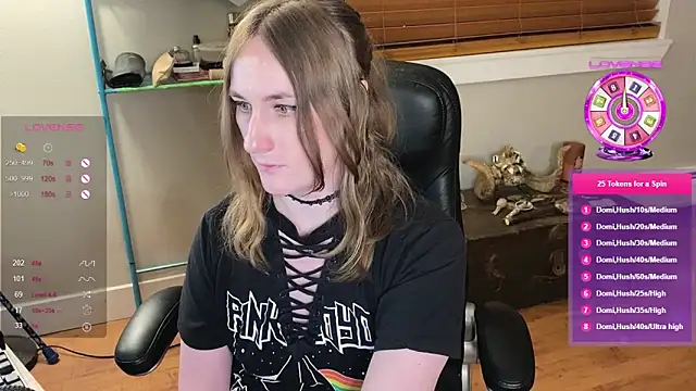 Snapshot of luluvaladon chatting on March 7, 1:20 am luluvaladon online show from March 7, 1:20 am