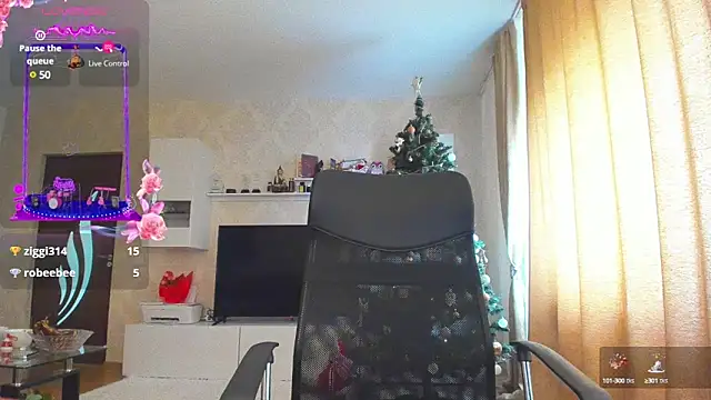 Snapshot of hot_evil_queen chatting on December 2, 10:39 am hot evil queen online show from December 2, 10:39 am