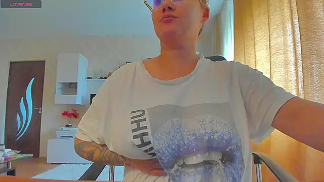 Snapshot of hot_evil_queen chatting on October 14, 10:49 am hot evil queen online show from October 14, 10:49 am