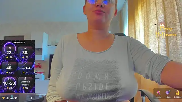 Snapshot of hot_evil_queen chatting on October 19, 7:31 am hot evil queen online show from October 19, 7:31 am