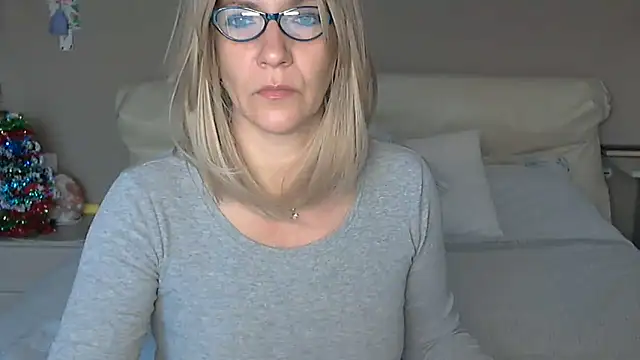 Snapshot of -K-- chatting on January 6, 10:57 am -K-- online show from January 6, 10:57 am