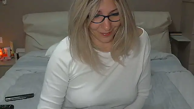 Snapshot of -K-- chatting on March 4, 5:45 pm -K-- online show from March 4, 5:45 pm