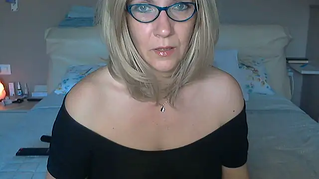 Snapshot of -K-- chatting on March 21, 3:35 pm -K-- online show from March 21, 3:35 pm