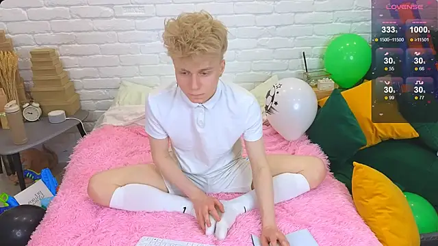 Snapshot of LandelRay chatting on March 15, 8:54 pm LandelRay online show from March 15, 8:54 pm