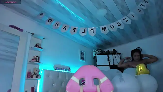 Snapshot of briitany_hot chatting on February 9, 10:43 pm briitany hot online show from February 9, 10:43 pm