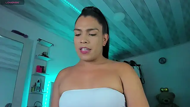 Snapshot of briitany_hot chatting on February 14, 12:19 am briitany hot online show from February 14, 12:19 am