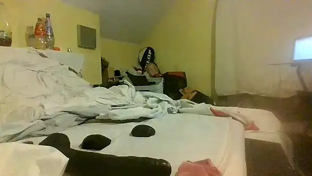 Snapshot of londonfuckwhore chatting on December 2, 4:31 am londonfuckwhore online show from December 2, 4:31 am