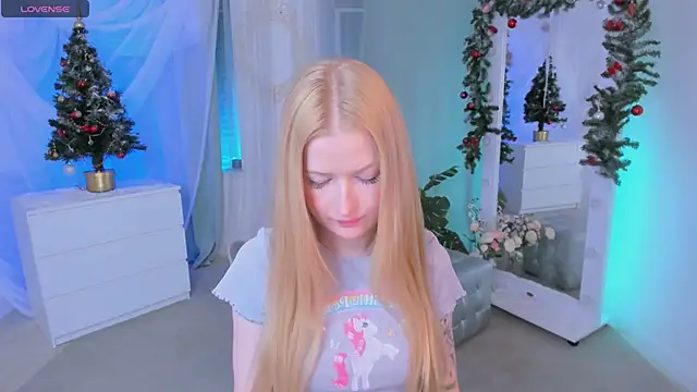Snapshot of Laly_Peach chatting on January 6, 4:13 pm Laly Peach online show from January 6, 4:13 pm