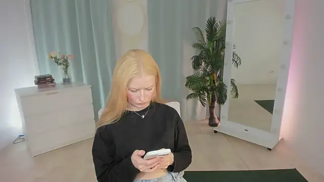 Snapshot of Laly_Peach chatting on June 16, 11:57 am Laly Peach online show from June 16, 11:57 am