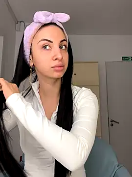 Snapshot of MeganHopeX chatting on December 3, 7:21 am MeganHopeX online show from December 3, 7:21 am