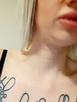 Snapshot of Fuck-Gina chatting on January 2, 10:11 pm Fuck-Gina online show from January 2, 10:11 pm