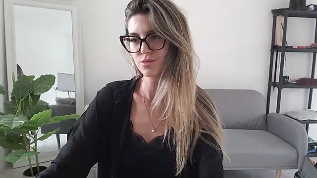 Snapshot of nicole_98 chatting on November 19, 10:37 am nicole 98 online show from November 19, 10:37 am