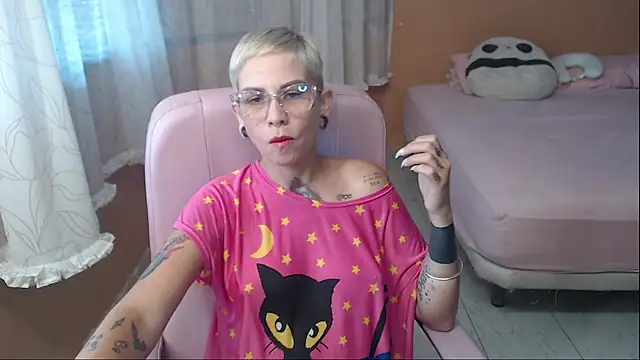 Snapshot of moon_cat85 chatting on May 27, 1:30 pm moon cat85 online show from May 27, 1:30 pm