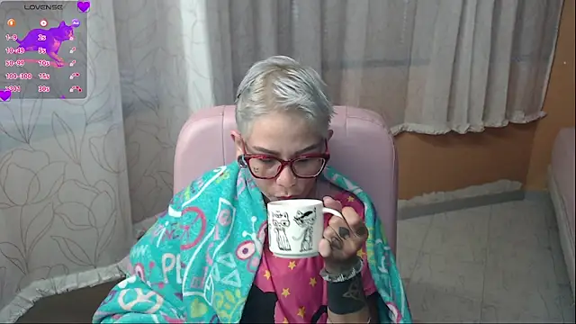 Snapshot of moon_cat85 chatting on June 20, 1:36 pm moon cat85 online show from June 20, 1:36 pm