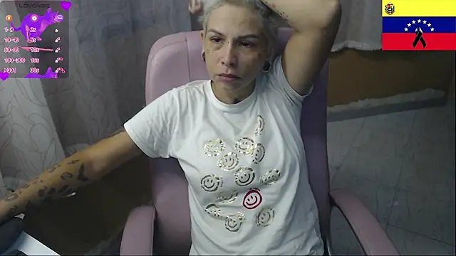 Snapshot of moon_cat85 chatting on June 30, 1:56 pm moon cat85 online show from June 30, 1:56 pm