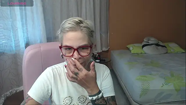 Snapshot of moon_cat85 chatting on July 17, 12:45 pm moon cat85 online show from July 17, 12:45 pm