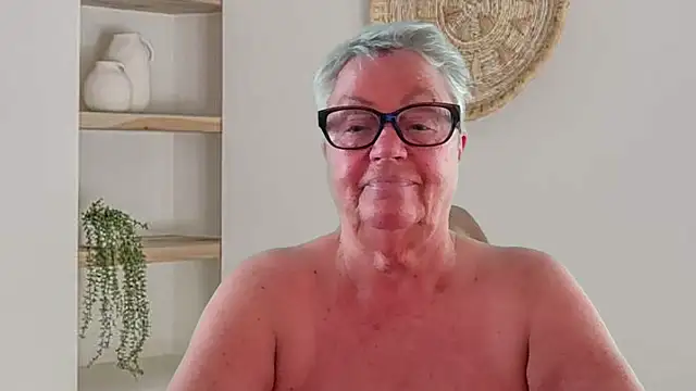 GrannyChrissy68 online show from April 25, 1:41 pm