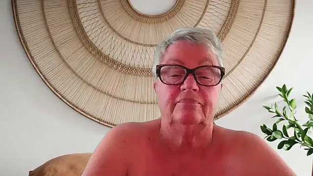 GrannyChrissy68 online show from April 27, 2:48 pm