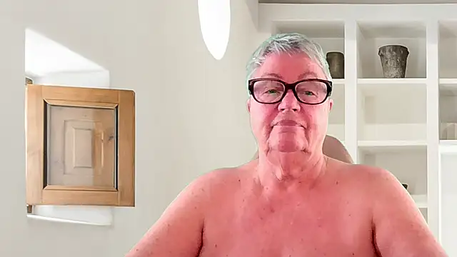 GrannyChrissy68 online show from June 16, 1:03 pm