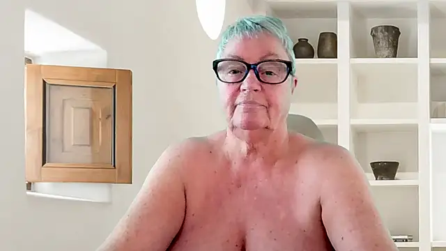 GrannyChrissy68 online show from June 18, 3:27 pm