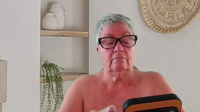 GrannyChrissy68 online show from June 26, 11:36 am