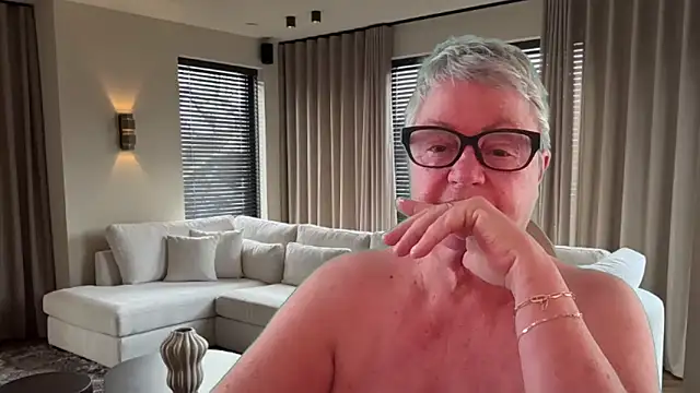 GrannyChrissy68 online show from June 30, 1:56 pm