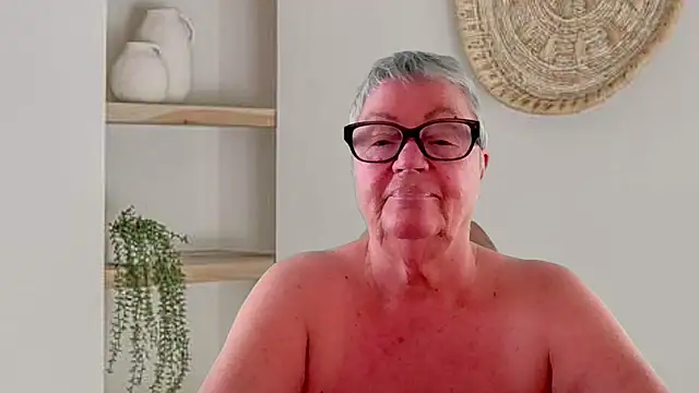 GrannyChrissy68 online show from July 3, 12:11 pm