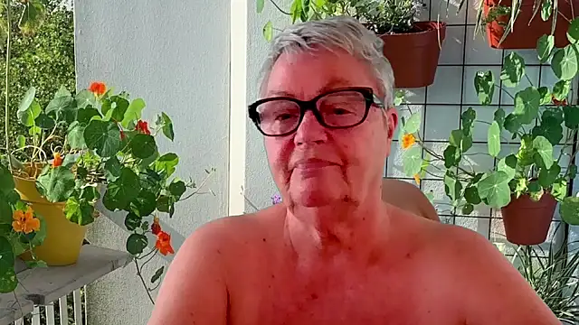 GrannyChrissy68 online show from July 6, 1:52 pm