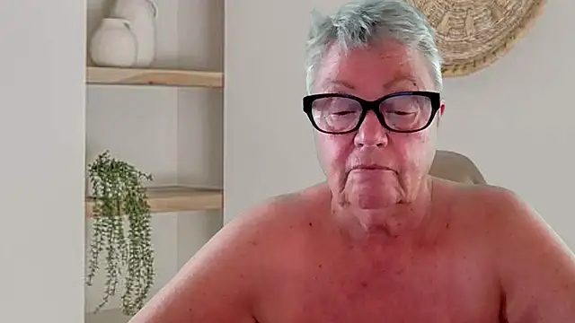 GrannyChrissy68 online show from July 9, 4:44 pm