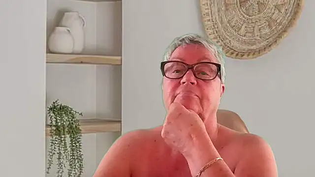 GrannyChrissy68 online show from July 27, 9:33 pm
