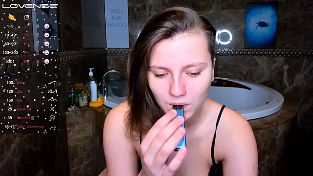 Snapshot of MelindaTin chatting on March 13, 1:54 am MelindaTin online show from March 13, 1:54 am