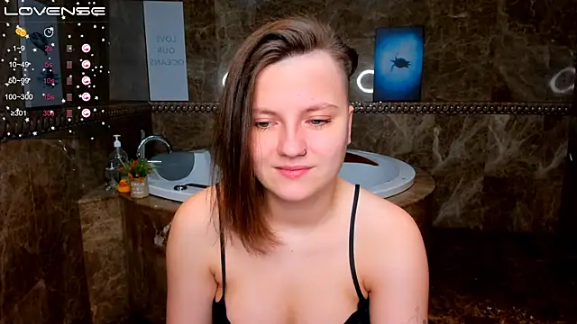 Snapshot of MelindaTin chatting on November 15, 12:52 am MelindaTin online show from November 15, 12:52 am