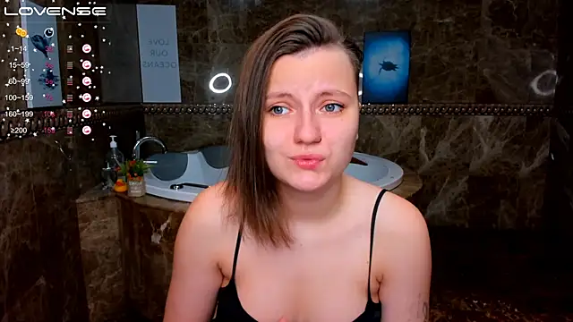 Snapshot of MelindaTin chatting on November 22, 12:20 am MelindaTin online show from November 22, 12:20 am