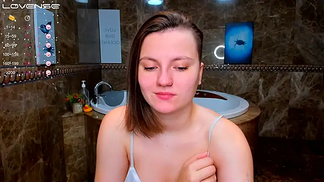 Snapshot of MelindaTin chatting on November 30, 12:14 am MelindaTin online show from November 30, 12:14 am