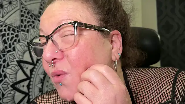 Snapshot of Miss_Phat_Booty chatting on September 27, 1:32 am Miss Phat Booty online show from September 27, 1:32 am