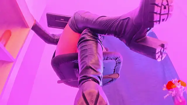 Snapshot of MIss_Kendall_ chatting on January 23, 2:02 am MIss Kendall online show from January 23, 2:02 am