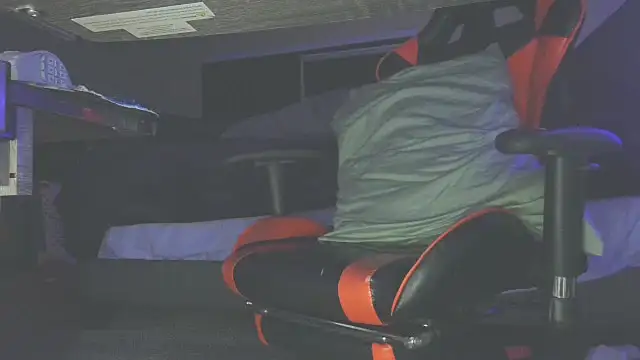 Snapshot of Dick_and_muscles chatting on March 13, 9:21 am Dick and muscles online show from March 13, 9:21 am