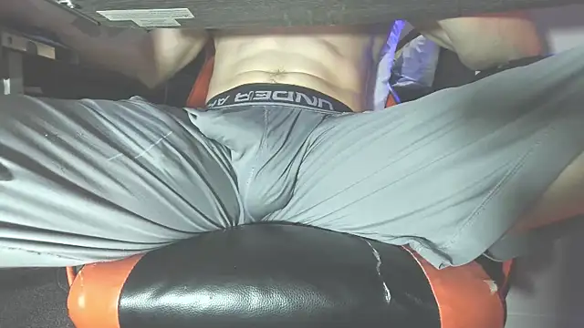 Snapshot of Dick_and_muscles chatting on October 13, 1:05 am Dick and muscles online show from October 13, 1:05 am