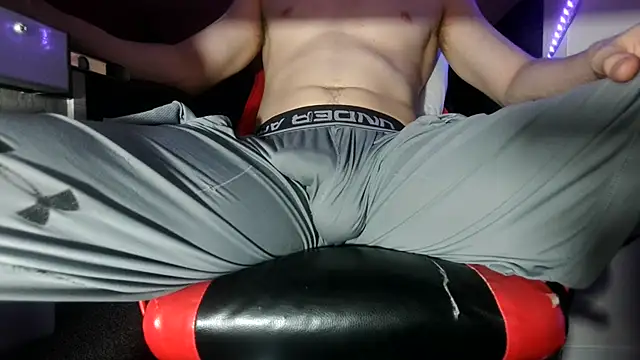 Snapshot of Dick_and_muscles chatting on November 10, 2:21 am Dick and muscles online show from November 10, 2:21 am