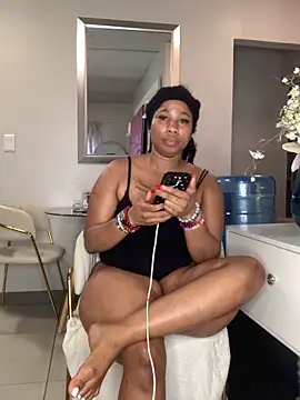 Snapshot of CurvyDesire1 chatting on December 15, 4:22 pm CurvyDesire1 online show from December 15, 4:22 pm