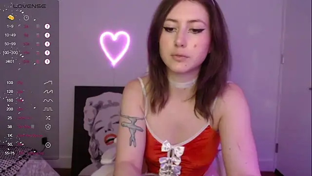 Snapshot of PlayfulApril chatting on December 17, 1:18 am PlayfulApril online show from December 17, 1:18 am