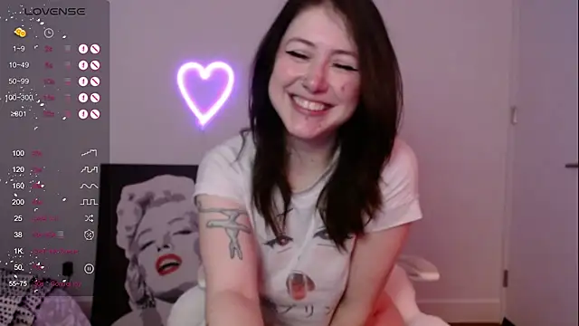 Snapshot of PlayfulApril chatting on February 21, 5:13 am PlayfulApril online show from February 21, 5:13 am