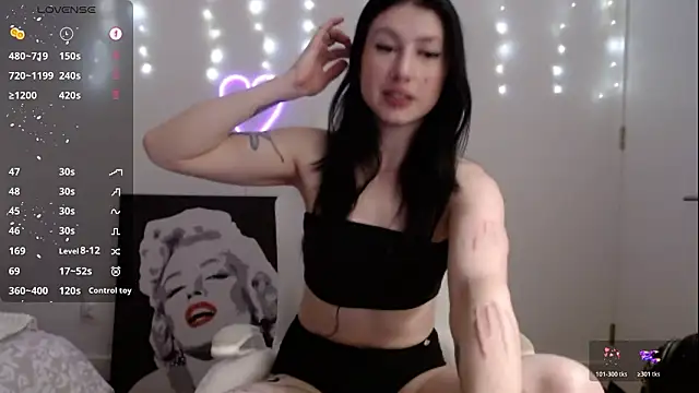 Snapshot of PlayfulApril chatting on February 25, 1:04 am PlayfulApril online show from February 25, 1:04 am