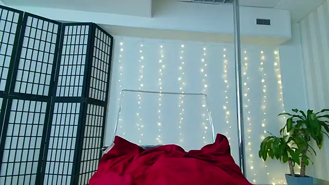 girl nextd00r online show from February 5, 4:14 pm