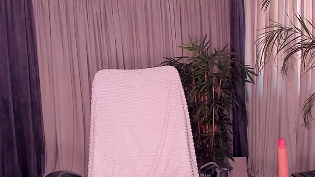 Snapshot of daisyd001 chatting on February 12, 9:20 am daisyd001 online show from February 12, 9:20 am