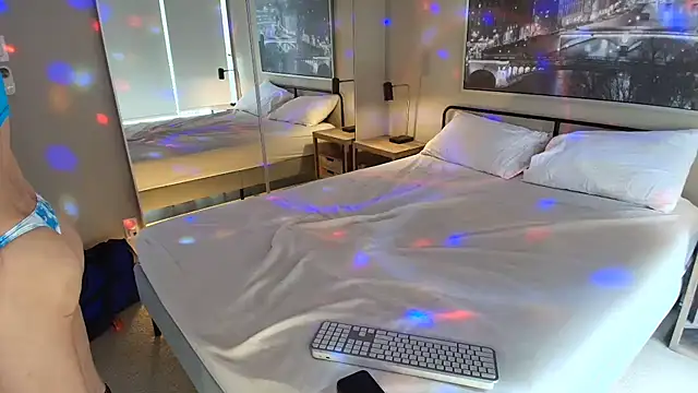 Snapshot of MikyFoxx chatting on February 24, 7:52 pm MikyFoxx online show from February 24, 7:52 pm