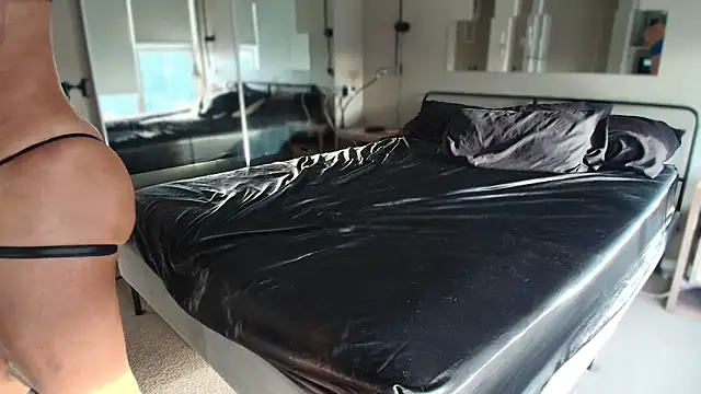 MikyFoxx online show from December 17, 10:38 pm