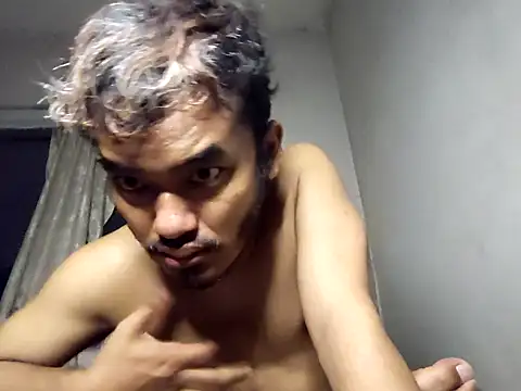 Snapshot of eizy2310 chatting on December 9, 8:12 pm eizy2310 online show from December 9, 8:12 pm