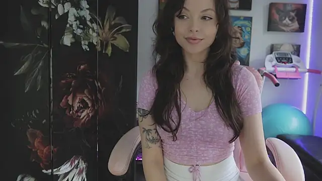 Snapshot of makiyahbelle chatting on December 16, 6:18 am makiyahbelle online show from December 16, 6:18 am